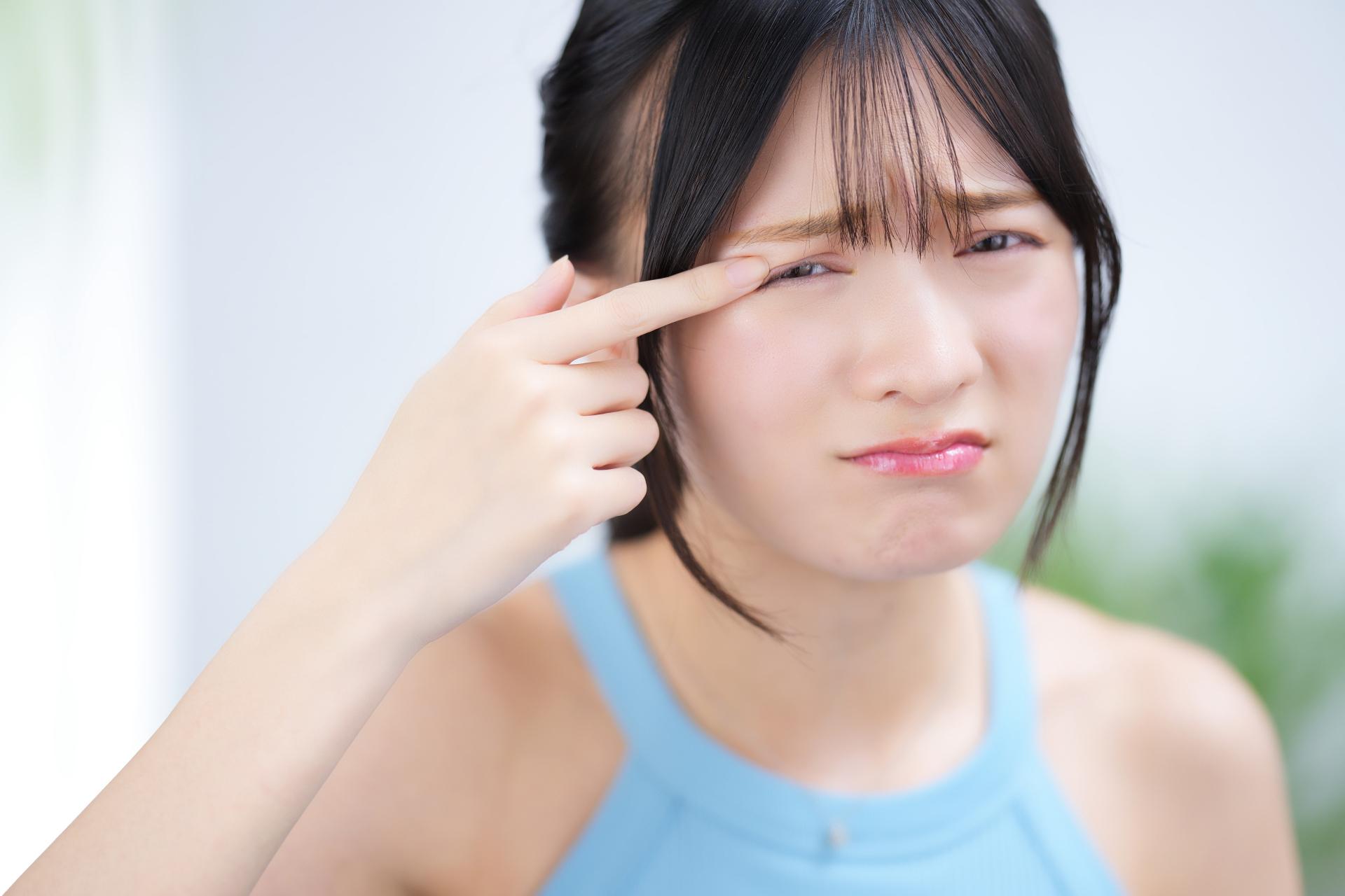 まぶたが重いのはなぜ？考えられる原因とセルフチェック・対処法をわかりやすく解説