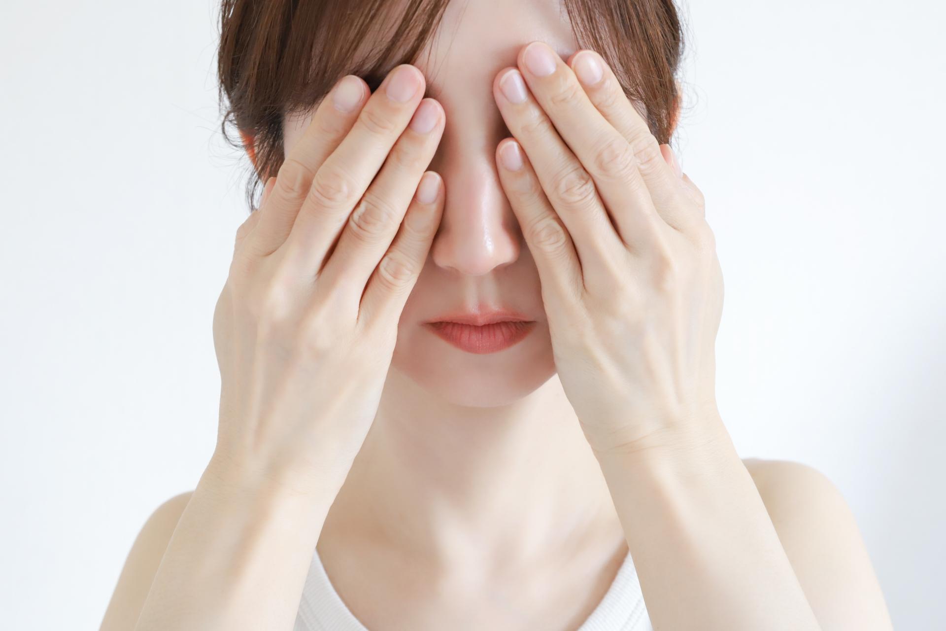 眼瞼下垂の症状とは?視野への影響や頭痛などの随伴症状まで解説