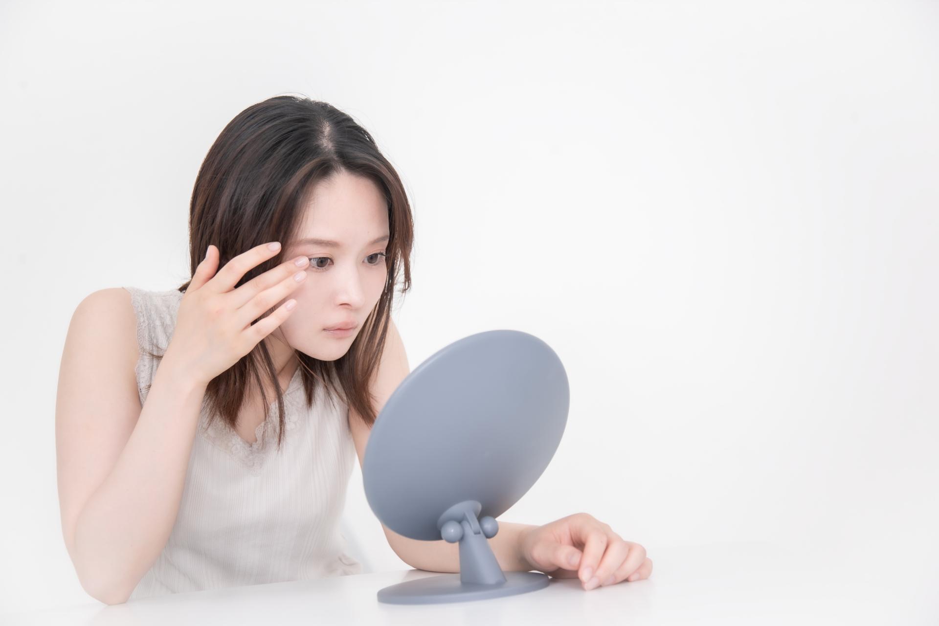まぶたが下がるのは眼瞼下垂かも？原因・セルフチェック・治療法をわかりやすく解説