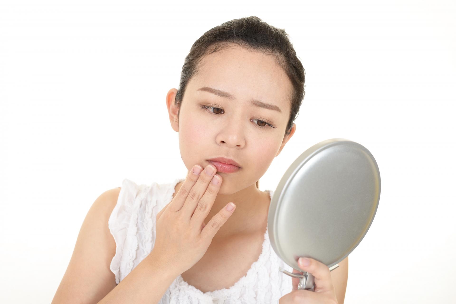 メラニン毛穴とは？詰まり毛穴との違いや原因、治し方を解説