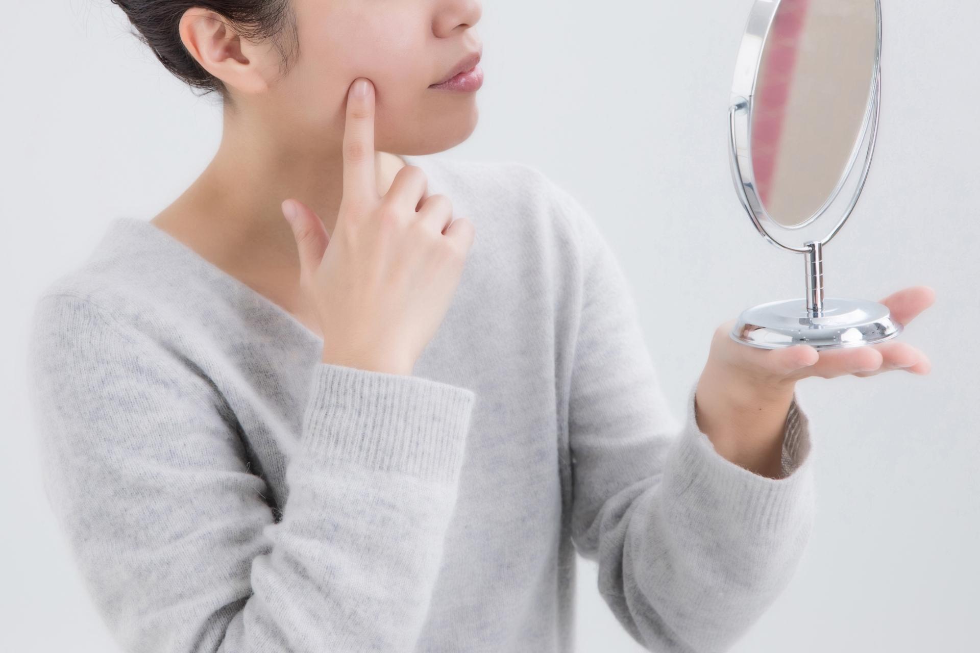 顔のシミの種類と原因とは？内服薬・外用薬・サプリでの対策やセルフケアの方法を解説