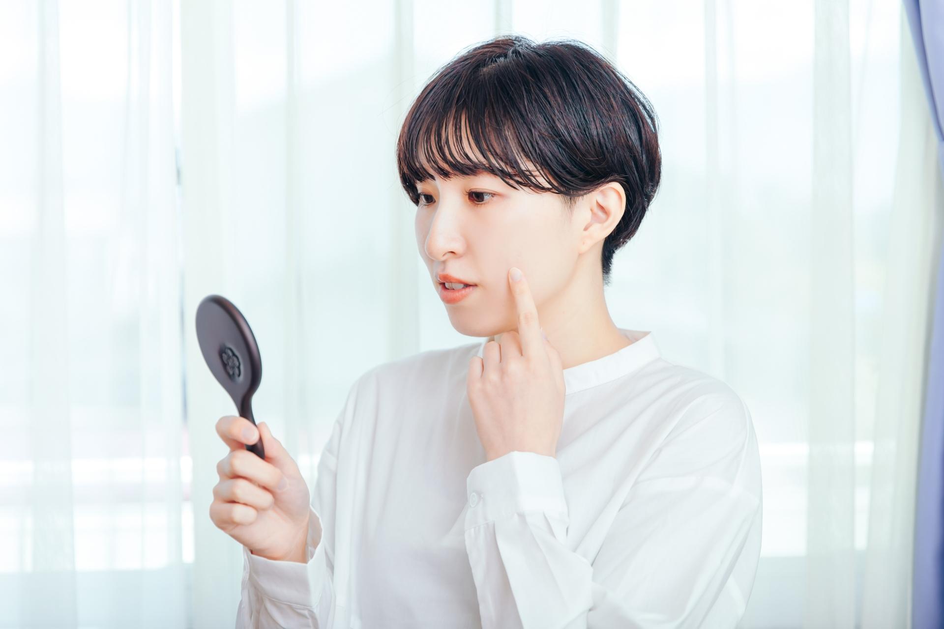 ニキビ跡の治し方とは？タイプ別の原因とセルフケア・内服薬・外用薬を解説