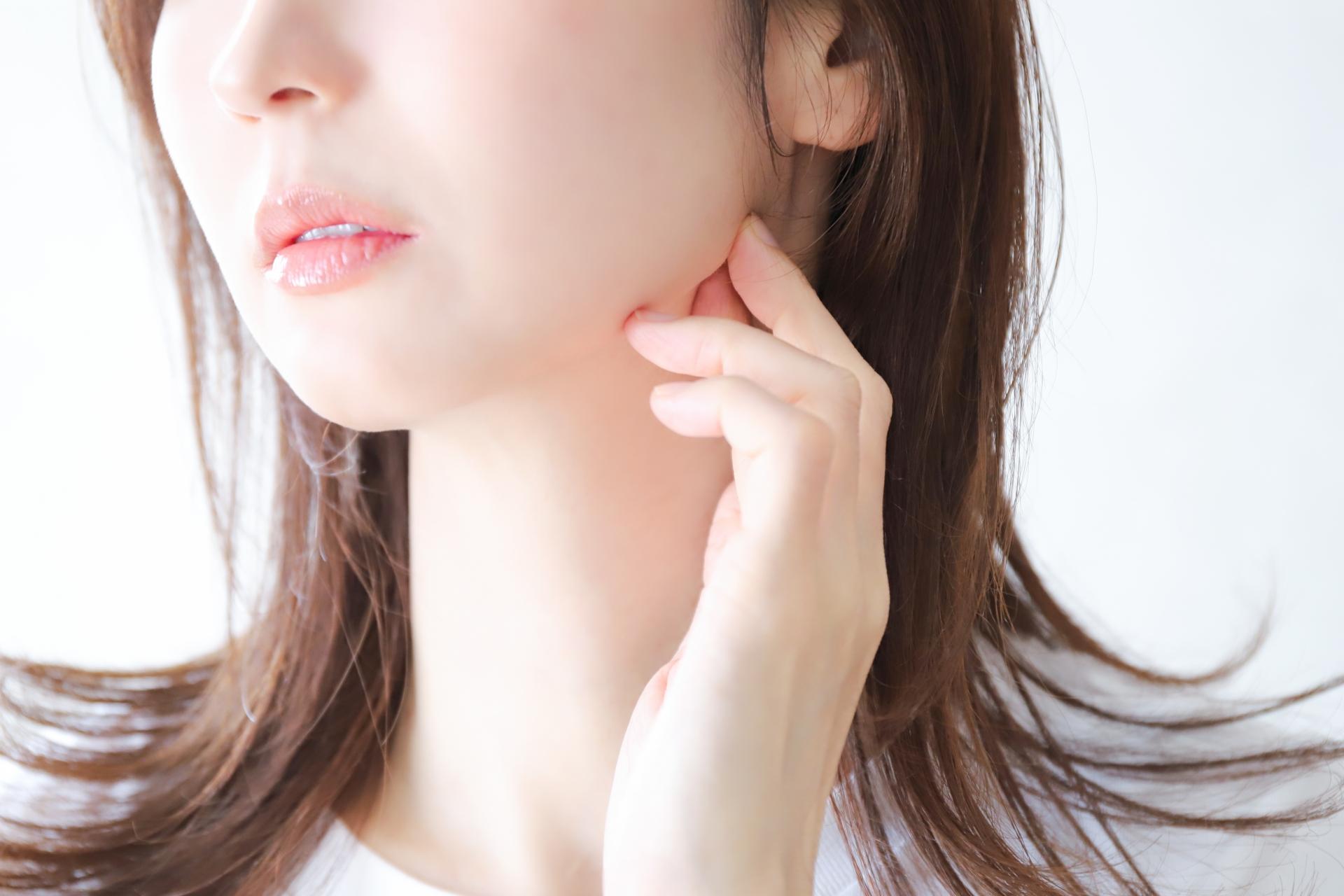 ニキビ跡のレーザー治療とは？種類別の効果や回数・ダウンタイム、内服薬・外用薬も解説